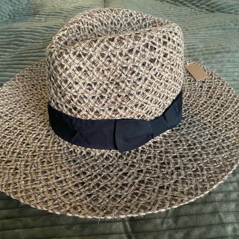 Wide brim hat with bow